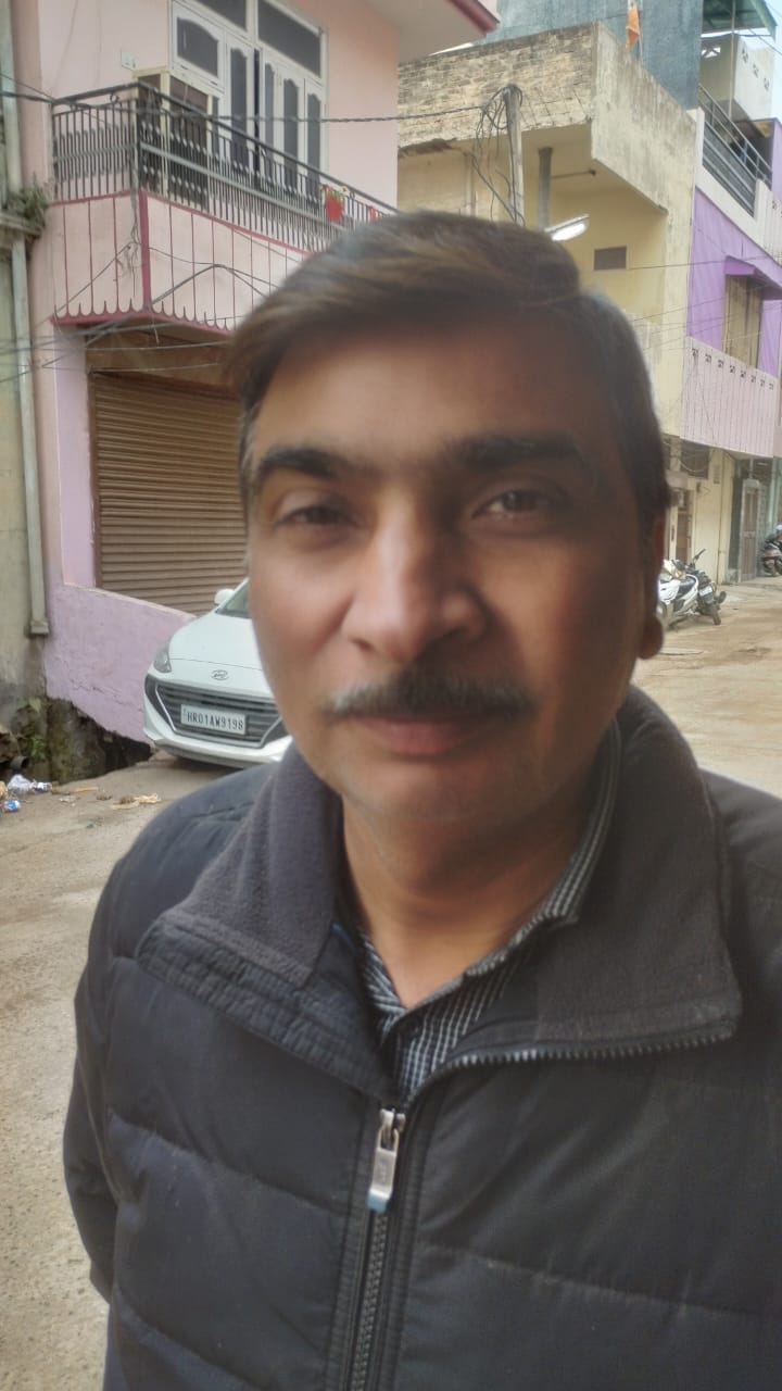 नाले के पास लगा कूड़े के ढेर,   संवाद।