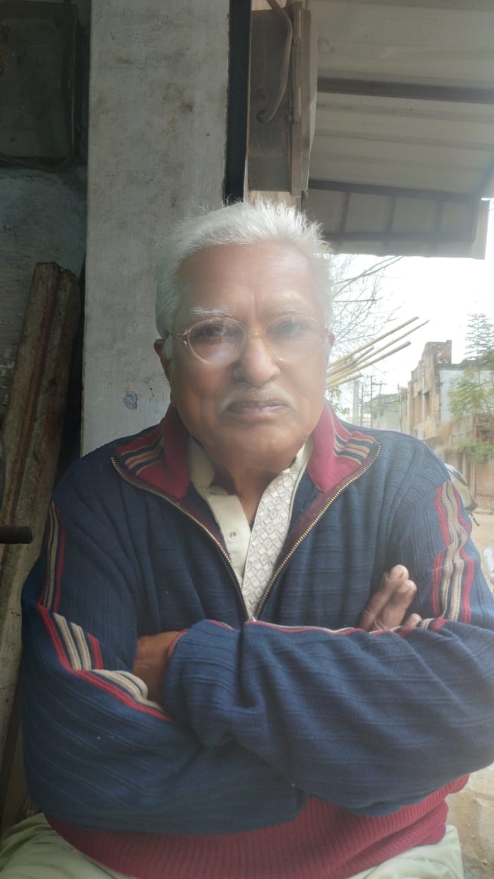 नाले के पास लगा कूड़े के ढेर,   संवाद।