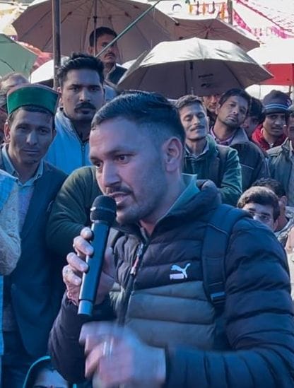 सराज क्षेत्र के बाखली में आयोजित सरकार गांव के द्वारा कार्यक्रम में लोगों की समस्या सुनते लोक न सराज क्षेत्र के बाखली में आयोजित सरकार गांव के द्वारा कार्यक्रम में लोगों की समस्या सुनते लोक न