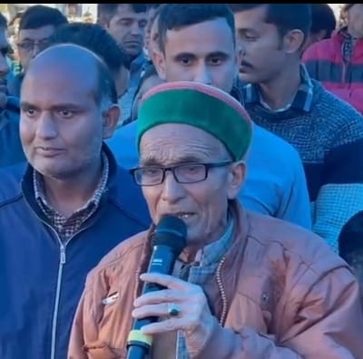 सराज क्षेत्र के बाखली में आयोजित सरकार गांव के द्वारा कार्यक्रम में लोगों की समस्या सुनते लोक न सराज क्षेत्र के बाखली में आयोजित सरकार गांव के द्वारा कार्यक्रम में लोगों की समस्या सुनते लोक न