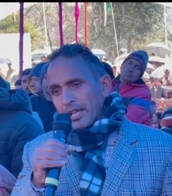 सराज क्षेत्र के बाखली में आयोजित सरकार गांव के द्वारा कार्यक्रम में लोगों की समस्या सुनते लोक न सराज क्षेत्र के बाखली में आयोजित सरकार गांव के द्वारा कार्यक्रम में लोगों की समस्या सुनते लोक न