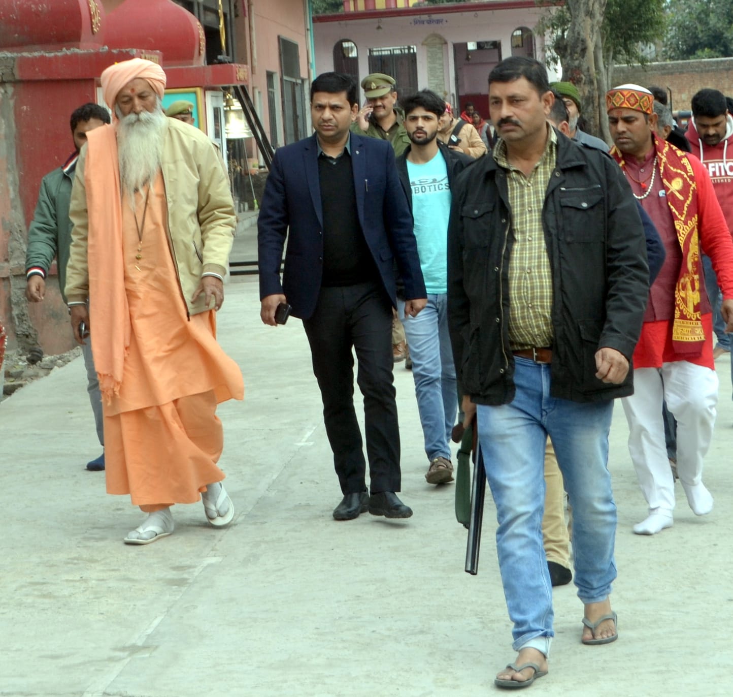शामली टंकी रोड पर भैरव मंदिर के सामने धरने पर बैठे दुकानदार