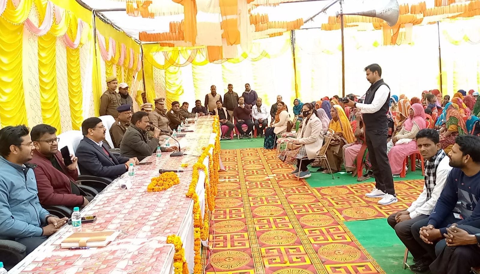 धनूपुरा गांव में छात्र-छात्राओं से संवाद करते डीएम व एसएसपी। सूचना विभाग