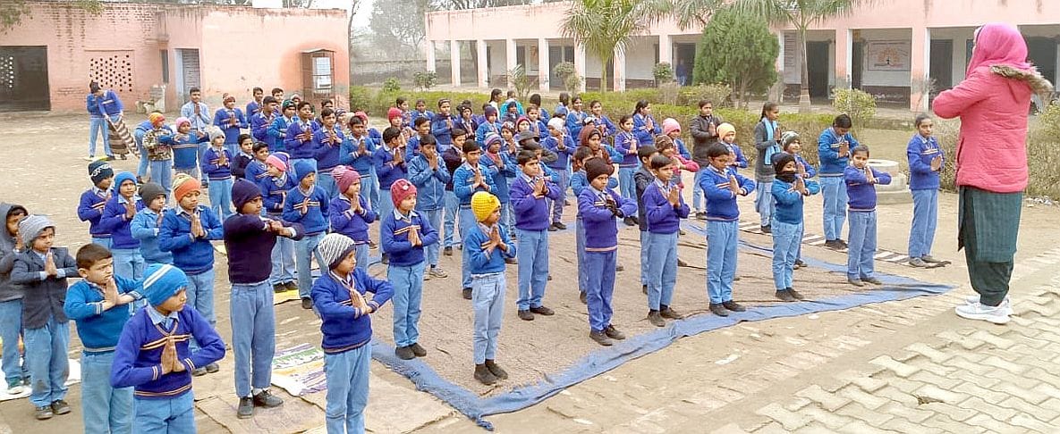 04जेएनडी08: स्कूल में सूर्य नमस्कार करते हुए बच्चे। संवाद