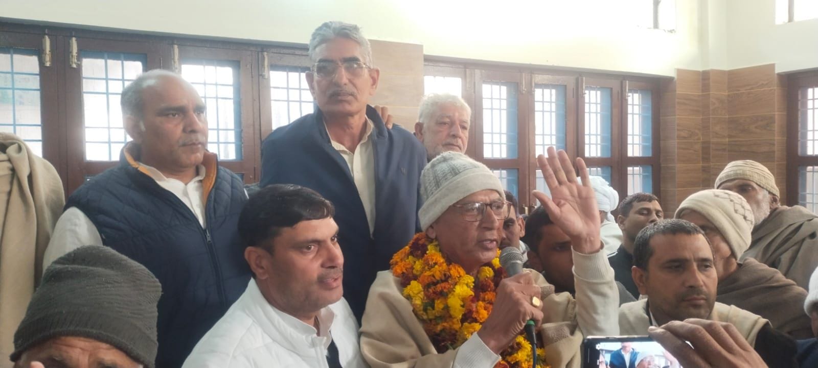04जेएनडी23: पत्रकार वार्ता करते नव नियुक्त प्रधान व समर्थक। संवाद। 04जेएनडी23: पत्रकार वार्ता करते नव नियुक्त प्रधान व समर्थक। संवाद।