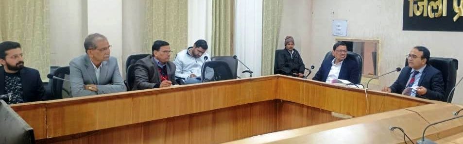 05जेएनडी18-स्वास्थ्य एवं शिक्षा विभाग के अधिकारियों की बैठक लेते एडीसी डॉ. हरीश वशिष्ठ। स्वयं