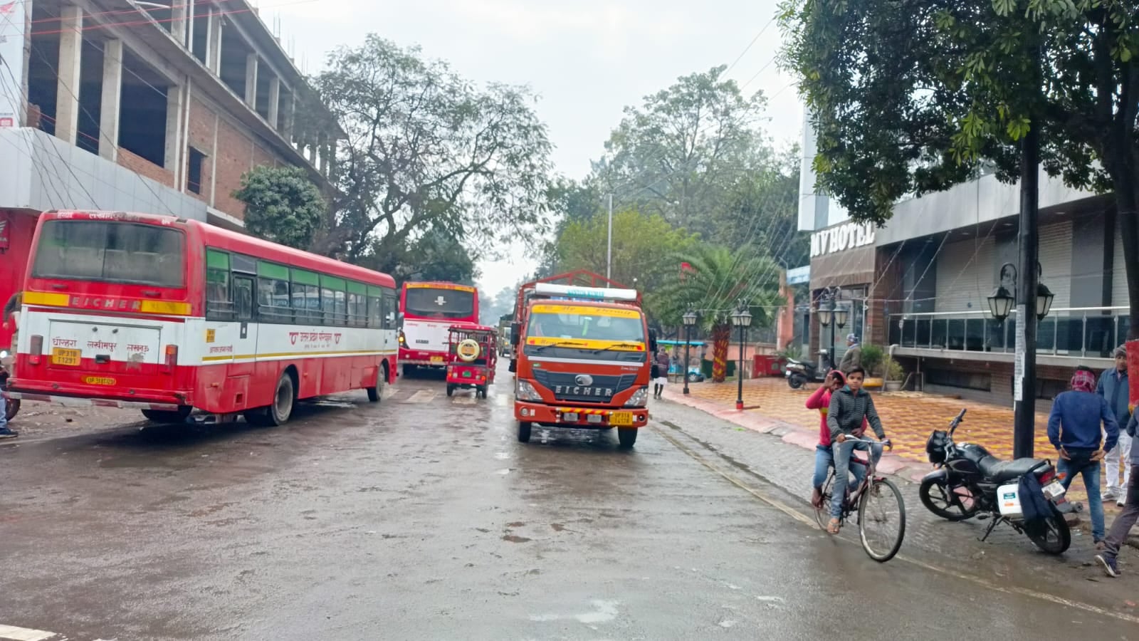 एलआरपी रोड लगाया गया बैरिकेट-संवाद एलआरपी रोड लगाया गया बैरिकेट-संवाद