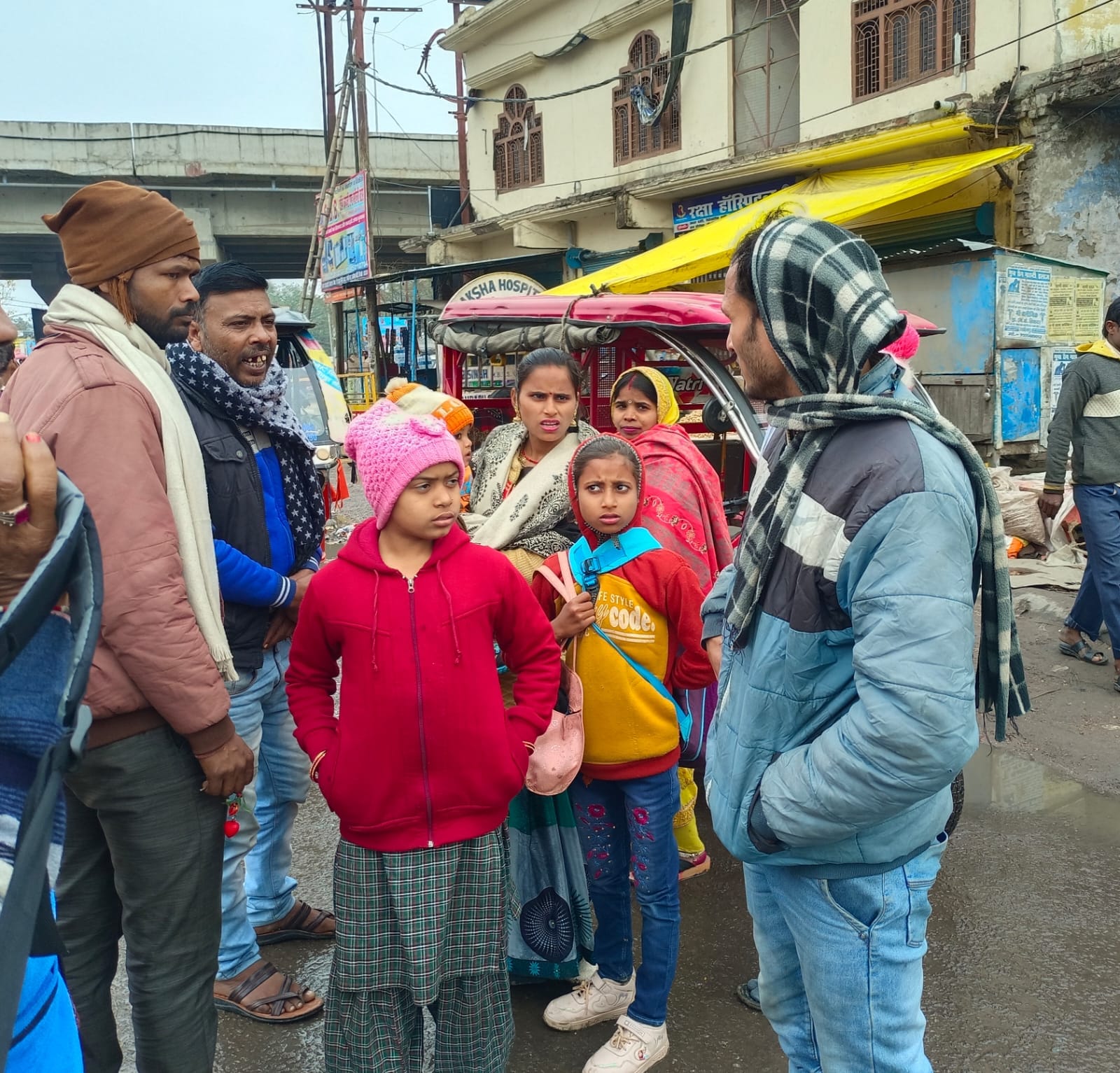 एलआरपी रोड लगाया गया बैरिकेट-संवाद एलआरपी रोड लगाया गया बैरिकेट-संवाद