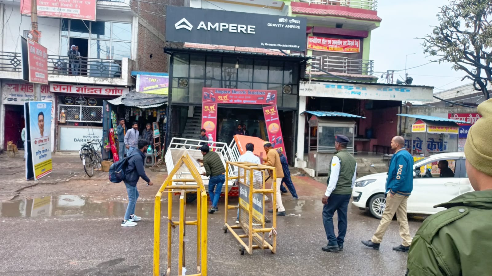 एलआरपी रोड लगाया गया बैरिकेट-संवाद एलआरपी रोड लगाया गया बैरिकेट-संवाद