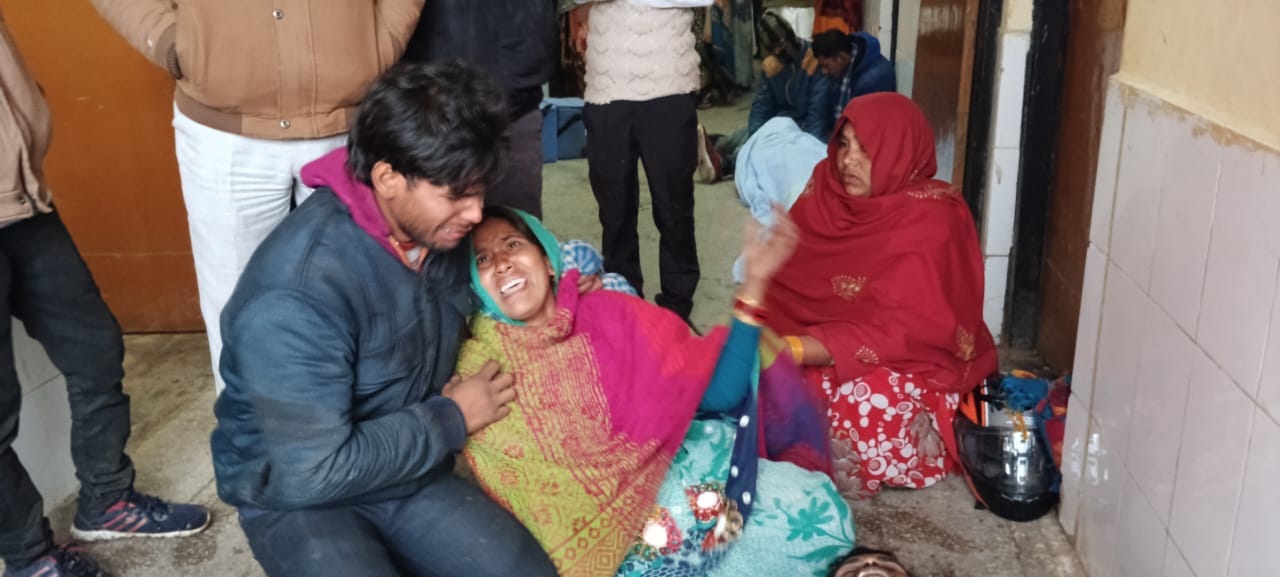 खाई में पलटी ट्रैक्टर-ट्राली संवाद खाई में पलटी ट्रैक्टर-ट्राली संवाद