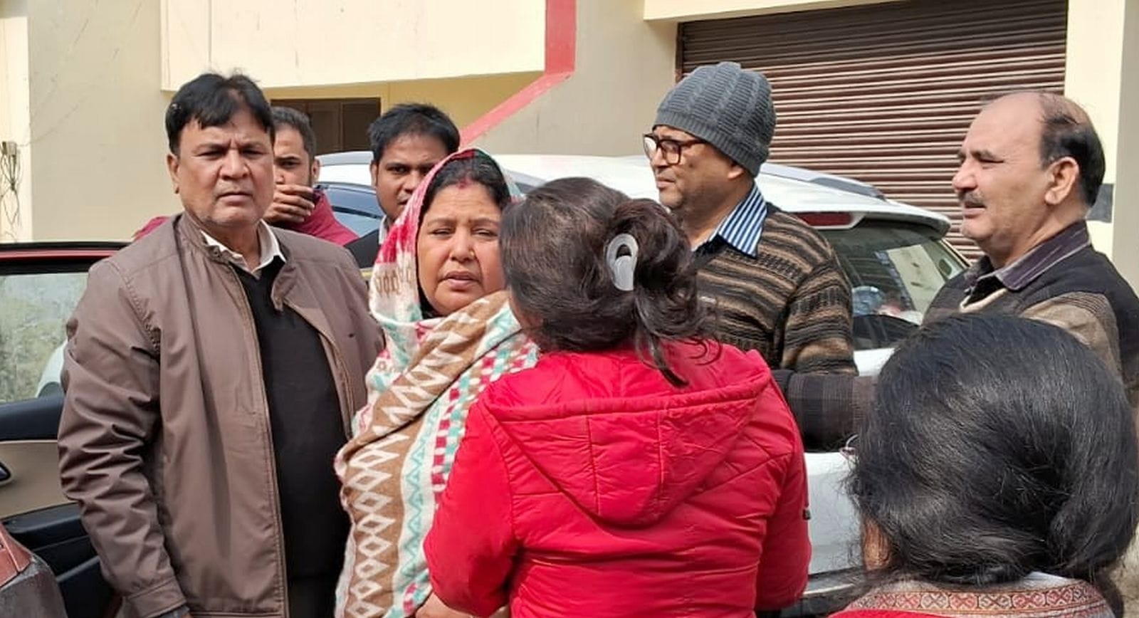 पोस्टमार्टम हाउस पर मौजूद जिला जज व न्यायिक अफ्सर। संवाद पोस्टमार्टम हाउस पर मौजूद जिला जज व न्यायिक अफ्सर। संवाद