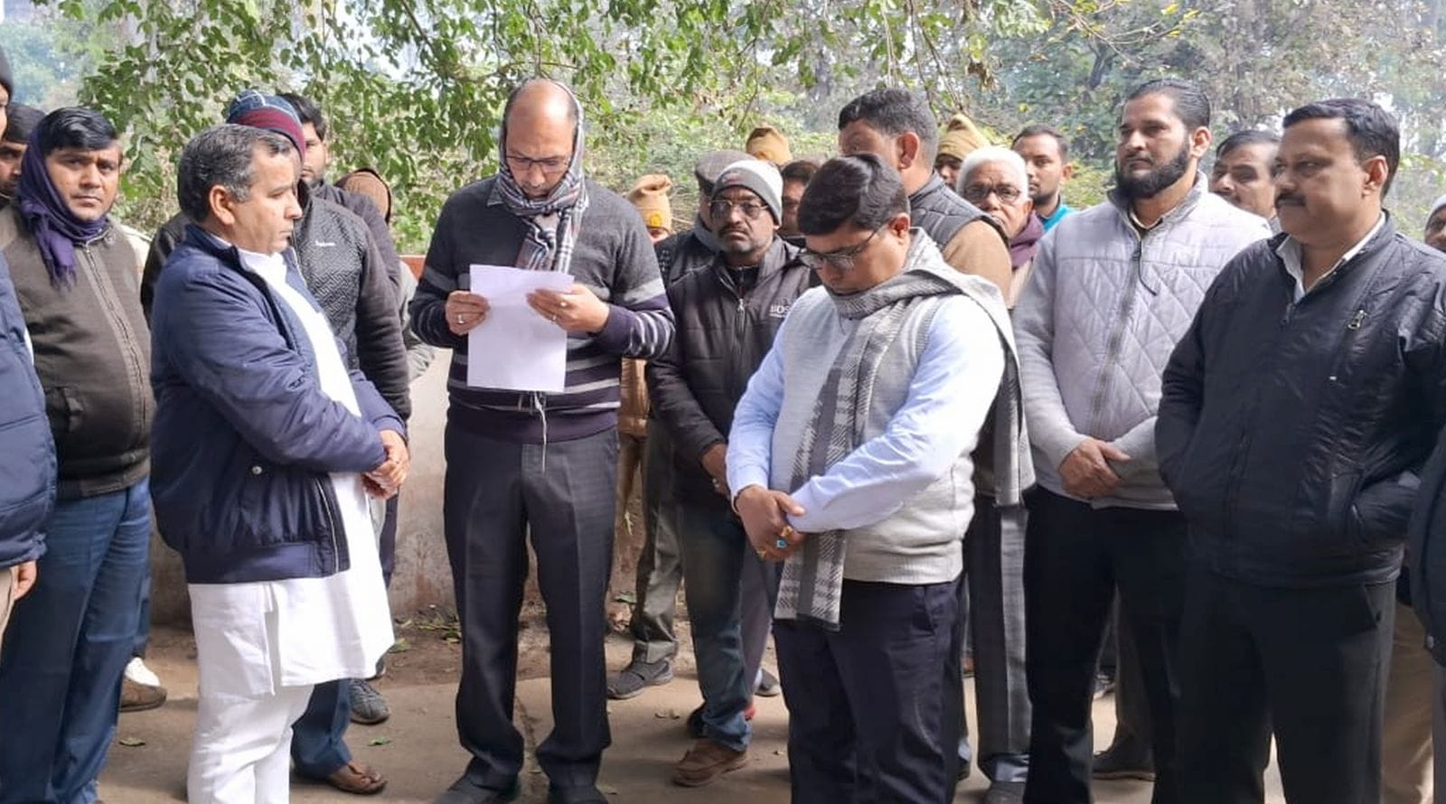 पोस्टमार्टम हाउस पर मौजूद जिला जज व न्यायिक अफ्सर। संवाद पोस्टमार्टम हाउस पर मौजूद जिला जज व न्यायिक अफ्सर। संवाद