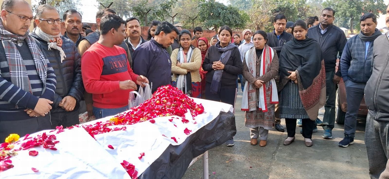 पोस्टमार्टम हाउस पर मौजूद जिला जज व न्यायिक अफ्सर। संवाद पोस्टमार्टम हाउस पर मौजूद जिला जज व न्यायिक अफ्सर। संवाद