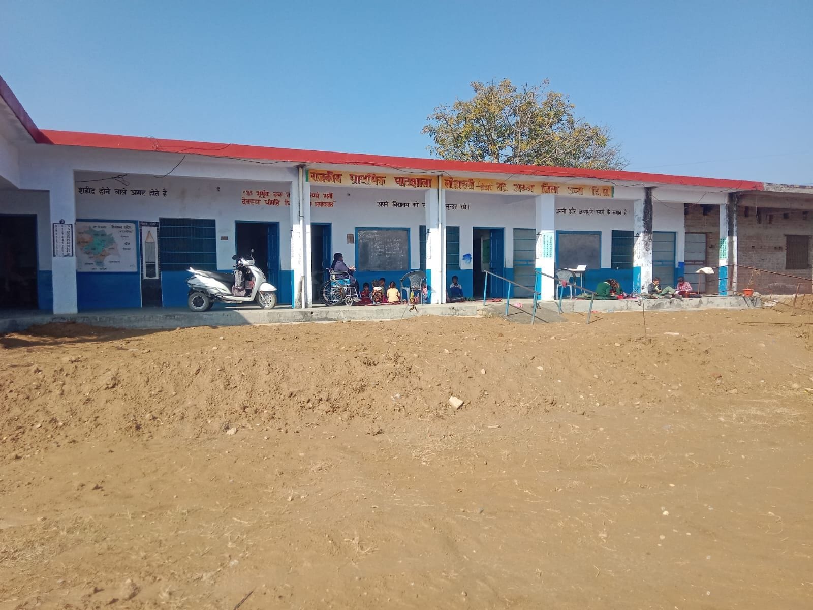 राजकीय प्राथमिक पाठशाला लोहारली के बच्चे एलईडी के माध्यम से पढाई करते हुए।संवाद