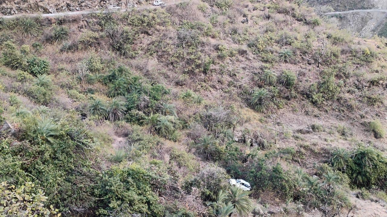 सोलन-मीनस सड़क पर गिरी कार और अस्पताल में उपचाराधीन घायल। सोलन-मीनस सड़क पर गिरी कार और अस्पताल में उपचाराधीन घायल।
