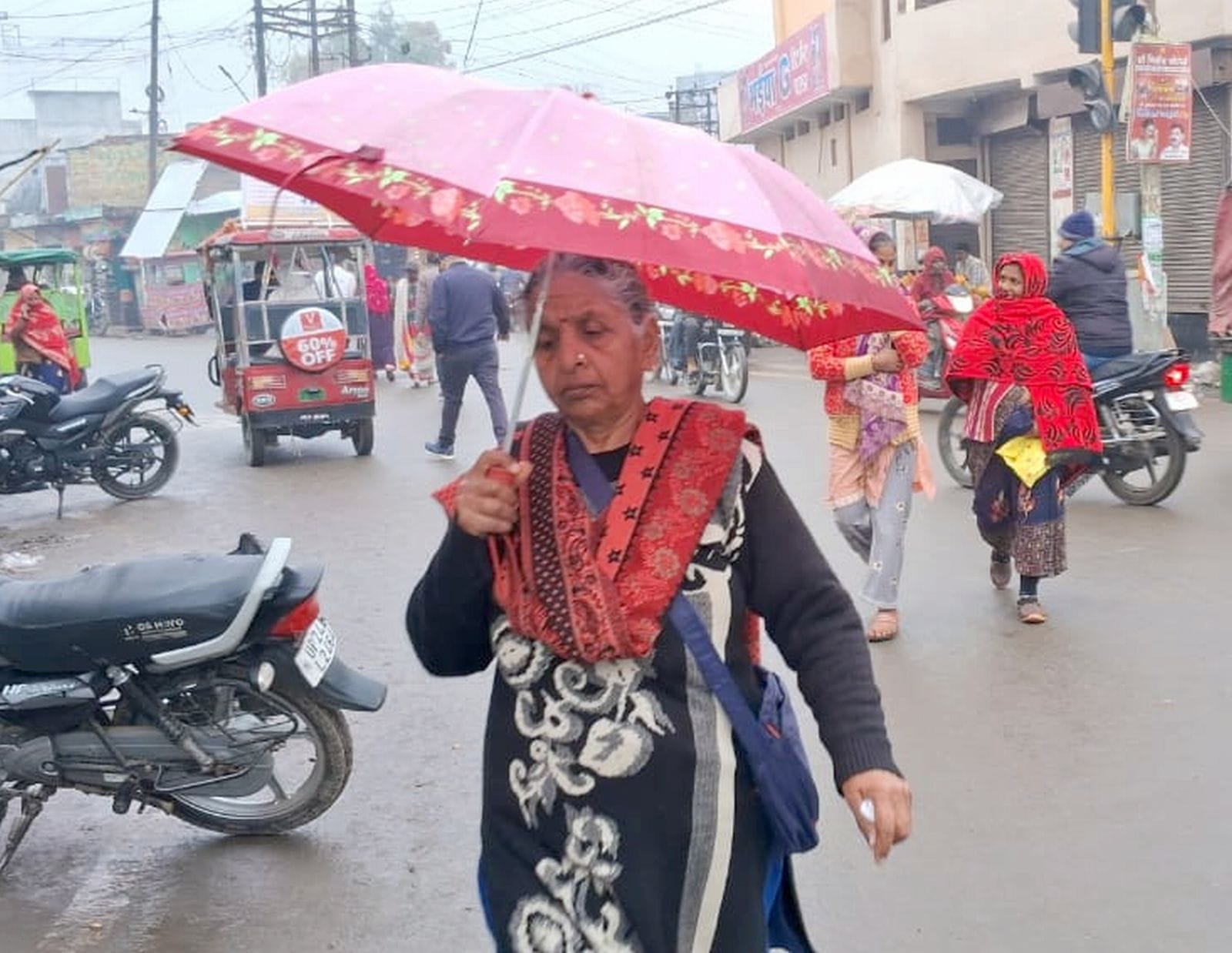 सर्द मौसम में गर्म कपड़ो में जाती महिलाएं। संवाद सर्द मौसम में गर्म कपड़ो में जाती महिलाएं। संवाद