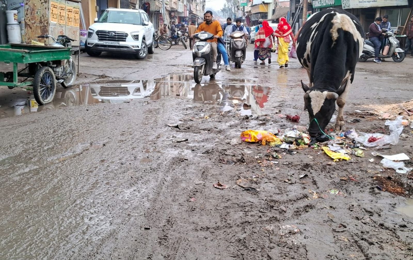 सर्द मौसम में गर्म कपड़ो में जाती महिलाएं। संवाद सर्द मौसम में गर्म कपड़ो में जाती महिलाएं। संवाद