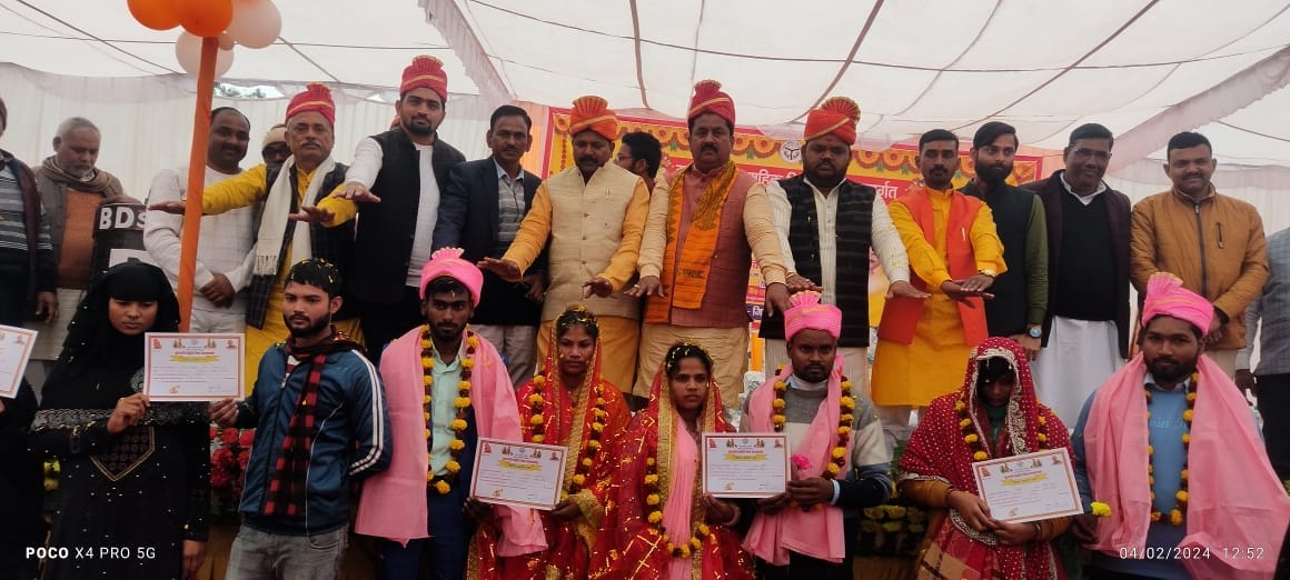 विशुनपुरा ब्लॉक परिसर में आयोजित सामूहिक विवाह में आशीर्वाद देते अतिथि। विशुनपुरा ब्लॉक परिसर में आयोजित सामूहिक विवाह में आशीर्वाद देते अतिथि।