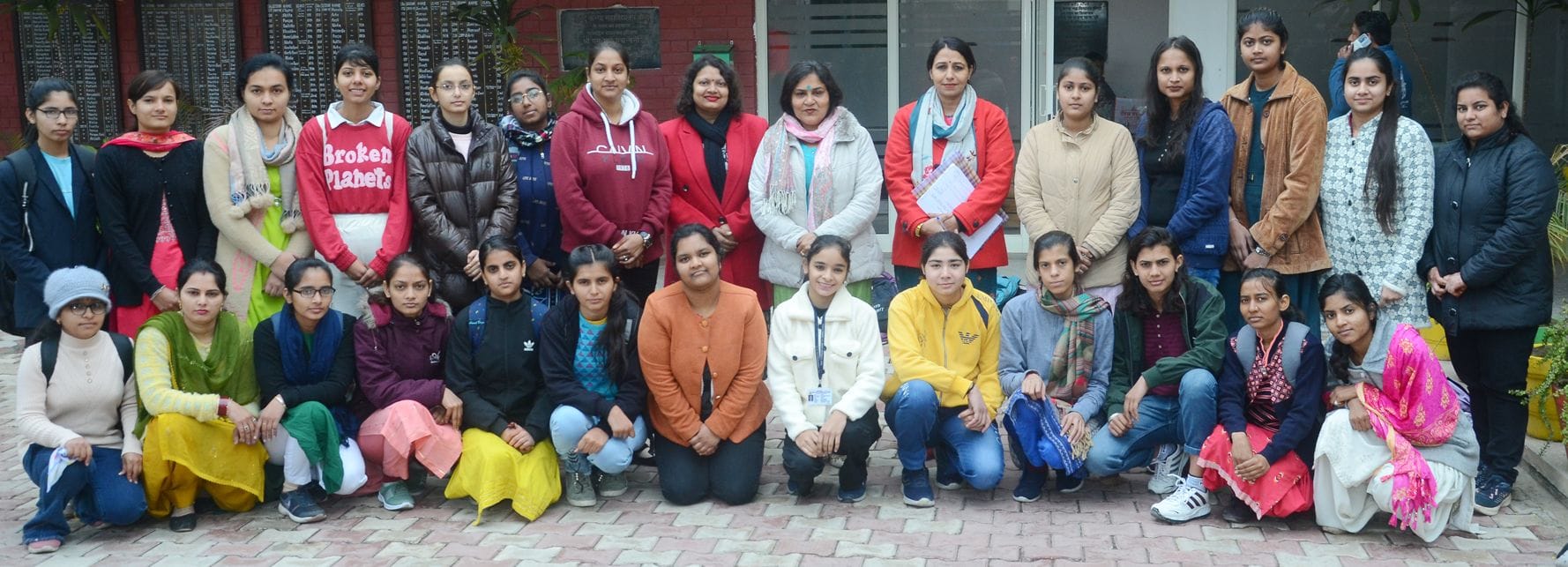 05जेएनडी09-रोजगार मेले में चयनित हुई हिंदू कॉलेज की छात्राएं अपने स्टाफ के साथ। स्वयं 05जेएनडी09-रोजगार मेले में चयनित हुई हिंदू कॉलेज की छात्राएं अपने स्टाफ के साथ। स्वयं