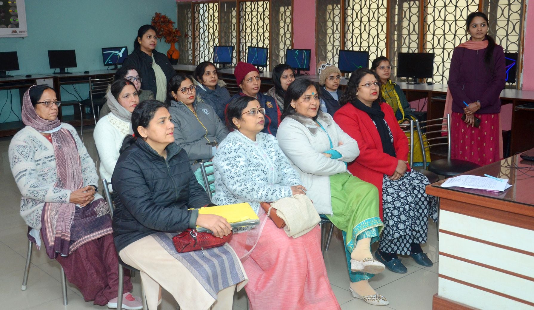 05जेएनडी11-हिंदू कॉलेज में चल रहे कार्यक्रम में कंप्यूटर से संबंधित जानकारी लेती शिक्षिकाएं। स्