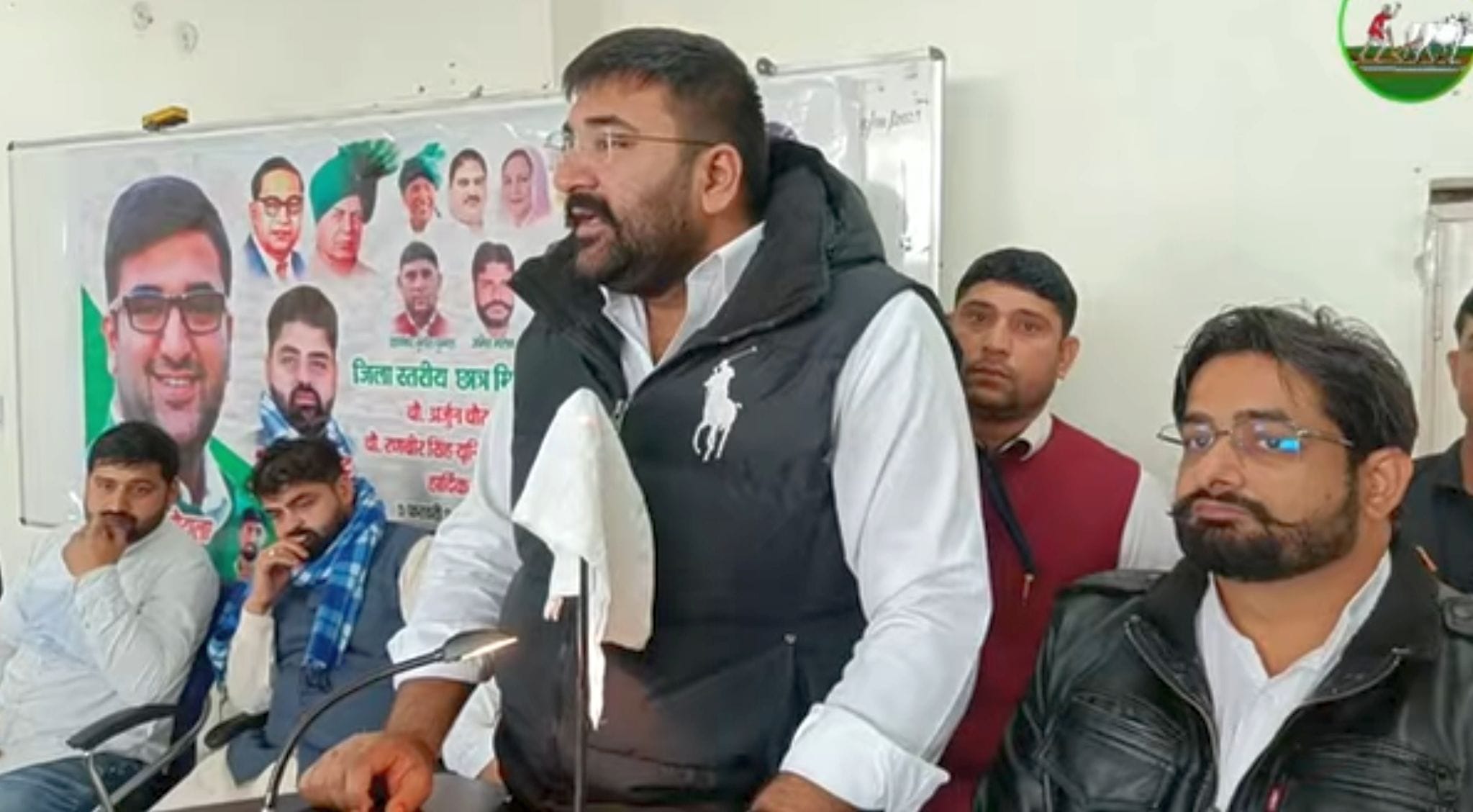 06जेएनडी03-सीआरएस विश्वविद्यालय में छात्रों को संबोधित करते हुए अर्जुन चौटाला। स्वयं