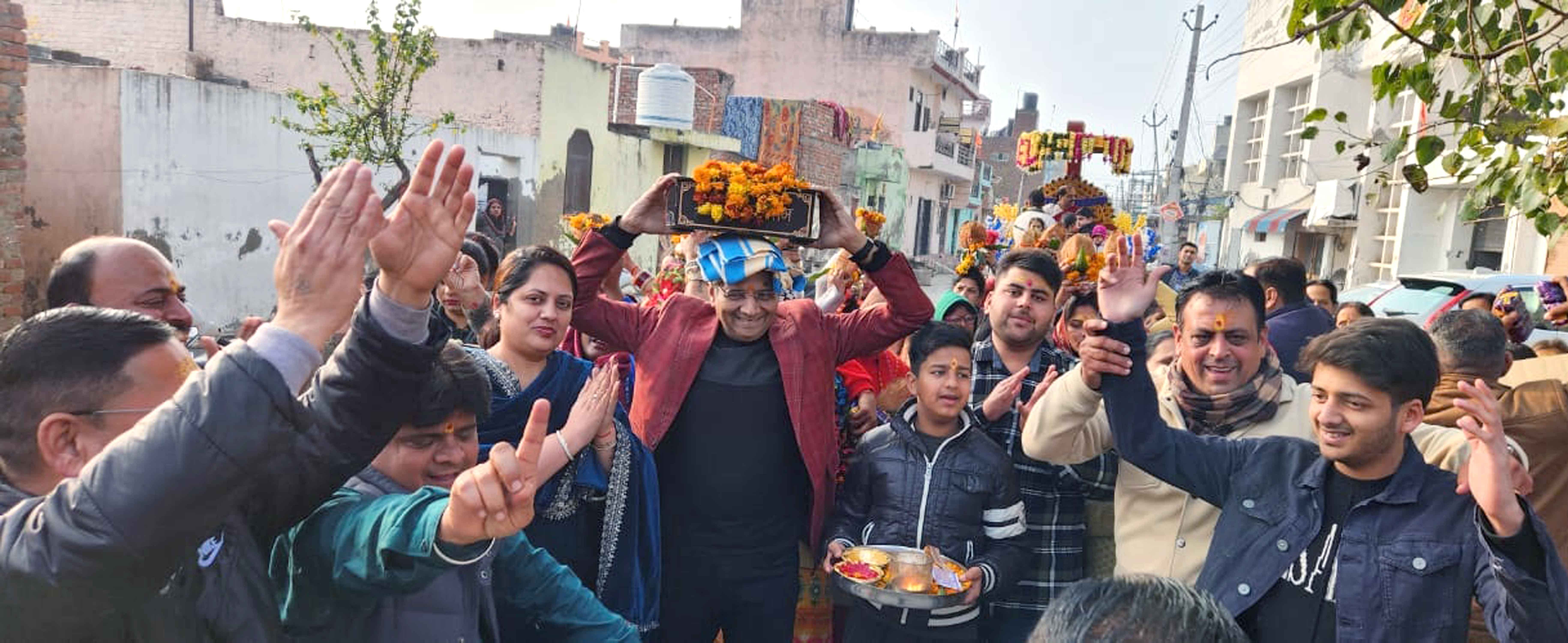 अंबाला सिटी में आयोजित श्रीमद् भागवत कथा से पूर्व श्रीमद् भागवत महापुराण की पूजा-अर्चना करते कथ