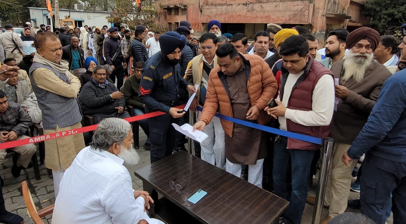 गृहमंत्री के आवास पर खडे फरियादी। संवाद गृहमंत्री के आवास पर खडे फरियादी। संवाद