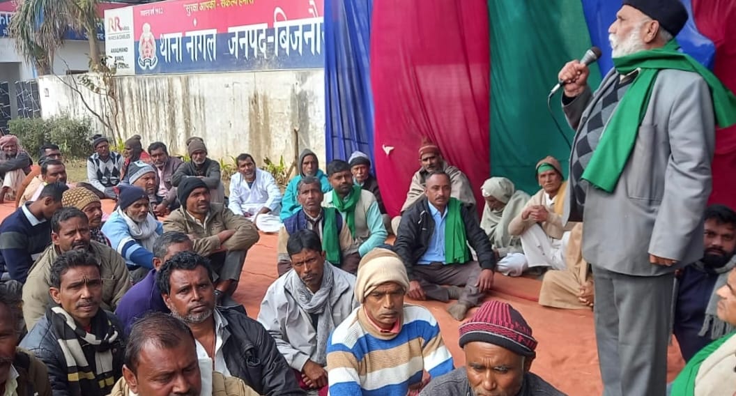नांगल थाने के बाहर से किसान मजदूर संगठन के जिलाध्यक्ष को हिरासत में लेती पुलिस।