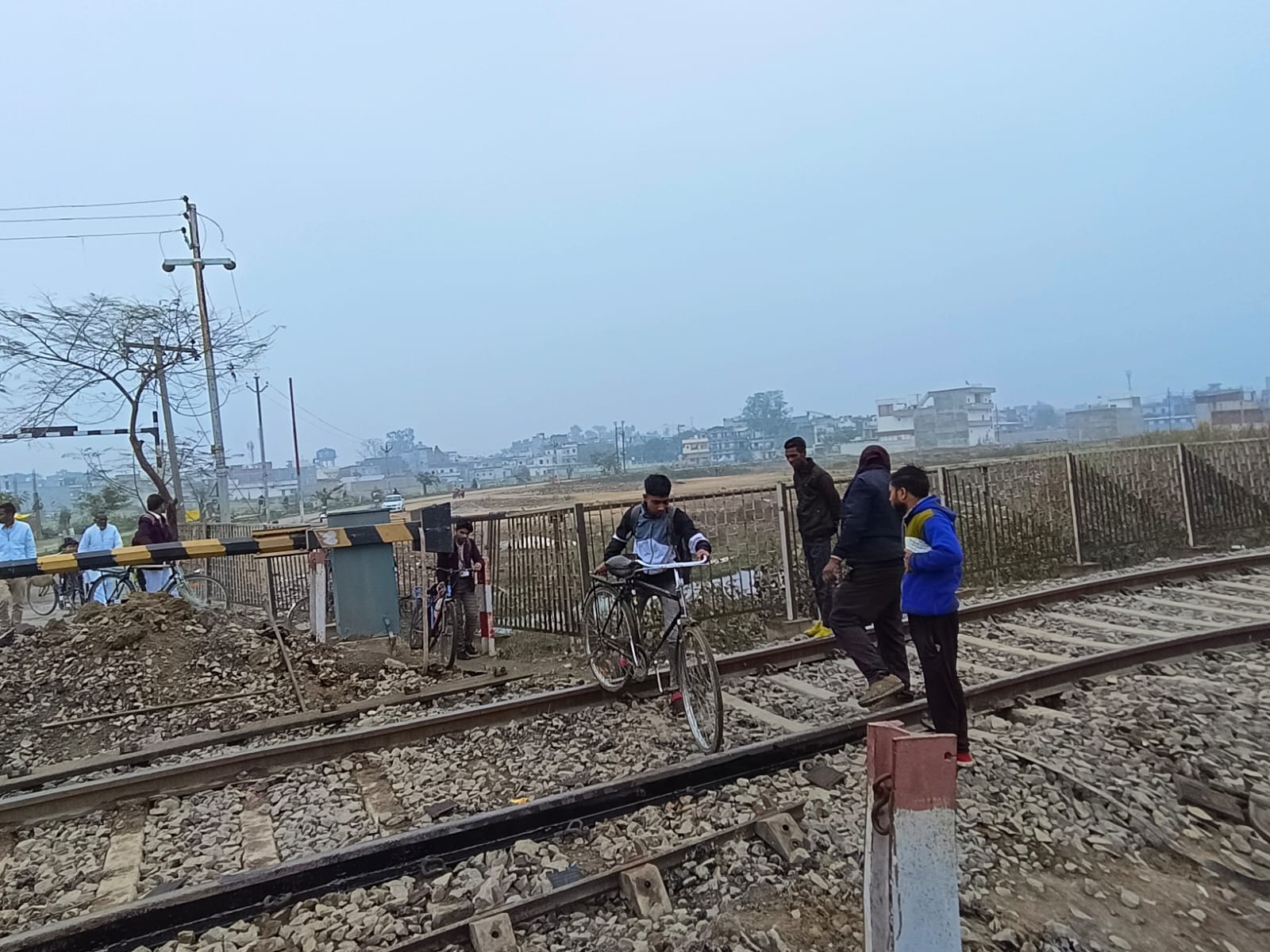 नहर पटरी रेलवे क्रासिंग पर हो रहा काम  संवाद