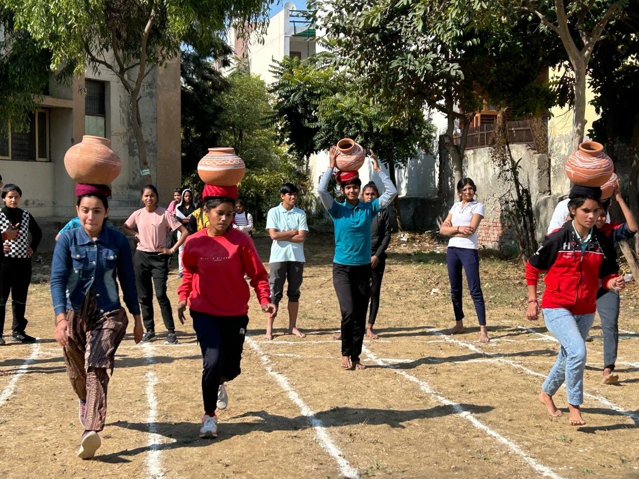 प्रतियोगिता में जौहर दिखाती खिलाड़ी। प्रतियोगिता में जौहर दिखाती खिलाड़ी।
