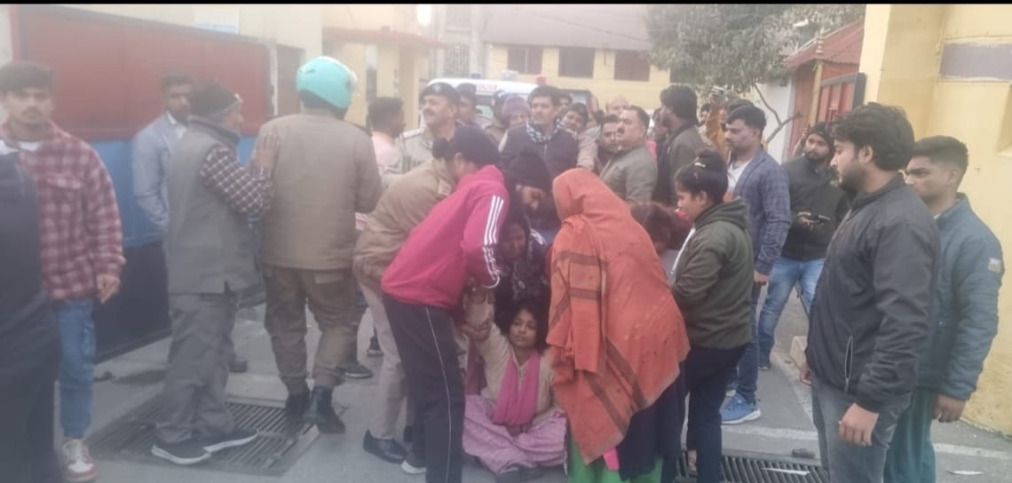लालकुआं कोतवाली में प्रदर्शन करते मृतक विशाल के परिजन और सैकडों लोग। लालकुआं कोतवाली में प्रदर्शन करते मृतक विशाल के परिजन और सैकडों लोग।