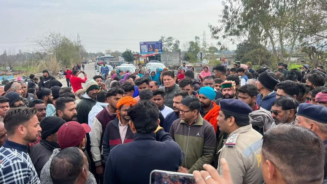 नंदपुर हादसे के दौरान खेतों में गिरी कार।संवाद
