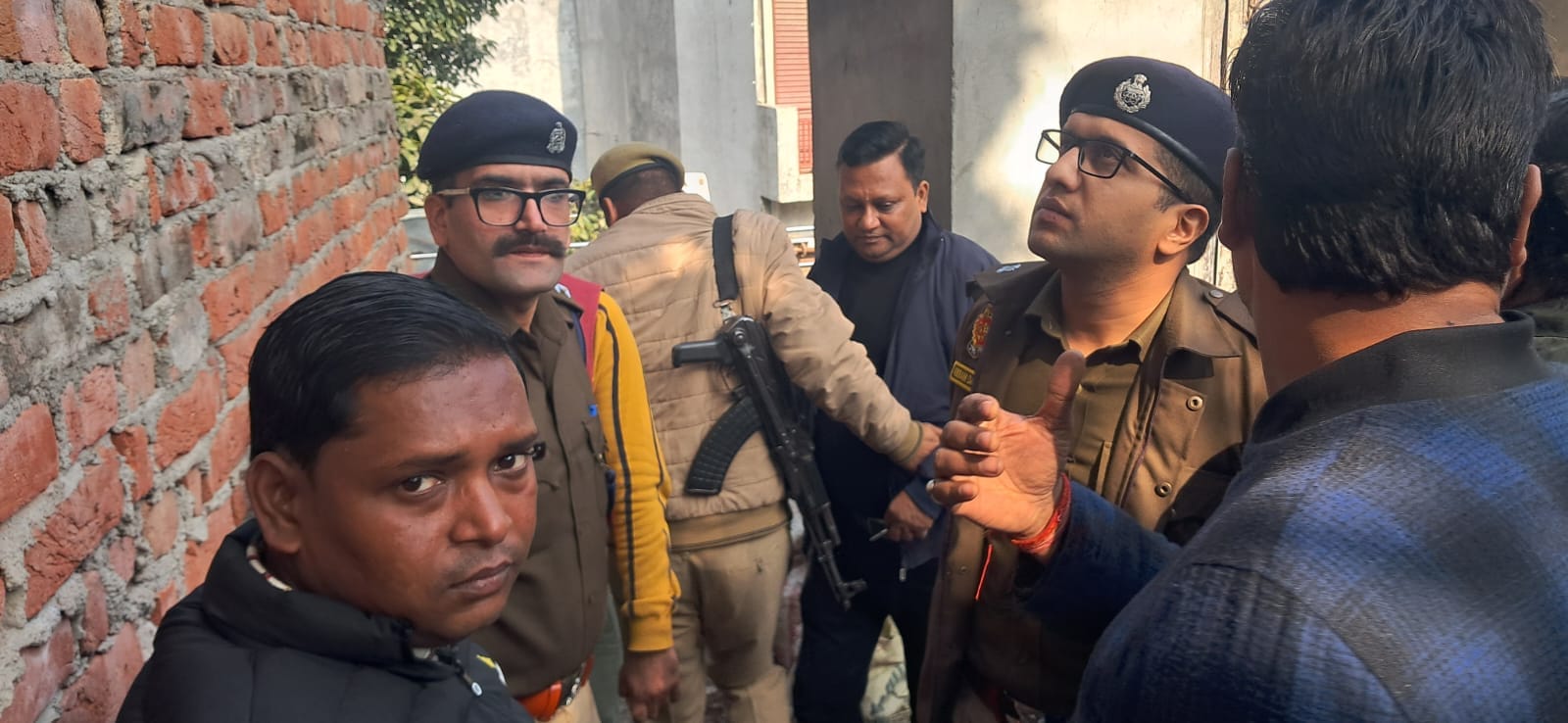 शहर के चावला चौराहे के पास दुकान की काटी गई दीवार । संवाद