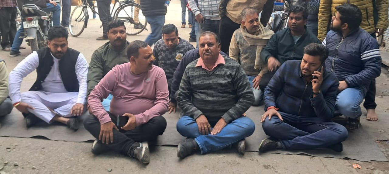 शहर के चावला चौराहे के पास दुकान की काटी गई दीवार । संवाद