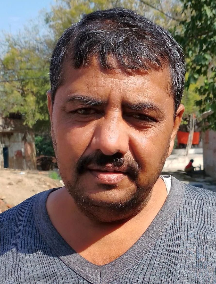भरवारी नगर पालिका के असवां प्राथमिक विद्यालय में खेतों की मेड़ से होकर आते जाते बच्चे।        स