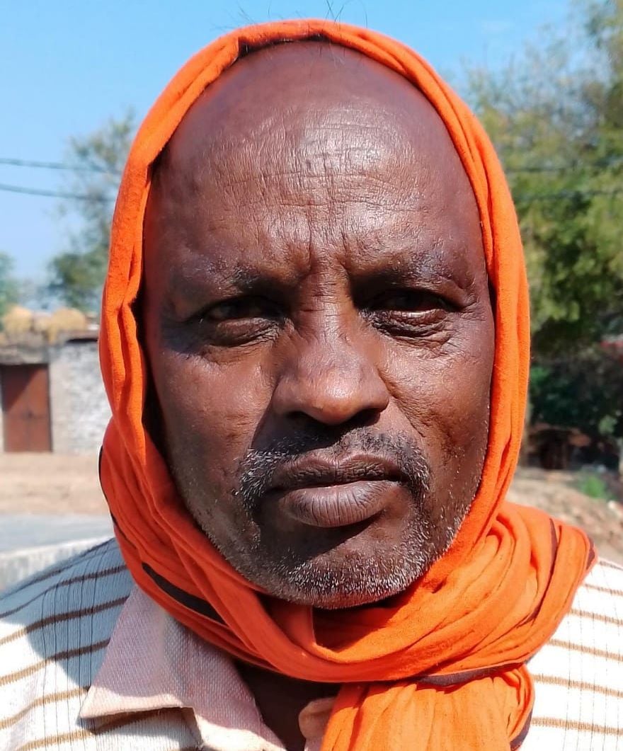भरवारी नगर पालिका के असवां प्राथमिक विद्यालय में खेतों की मेड़ से होकर आते जाते बच्चे।        स