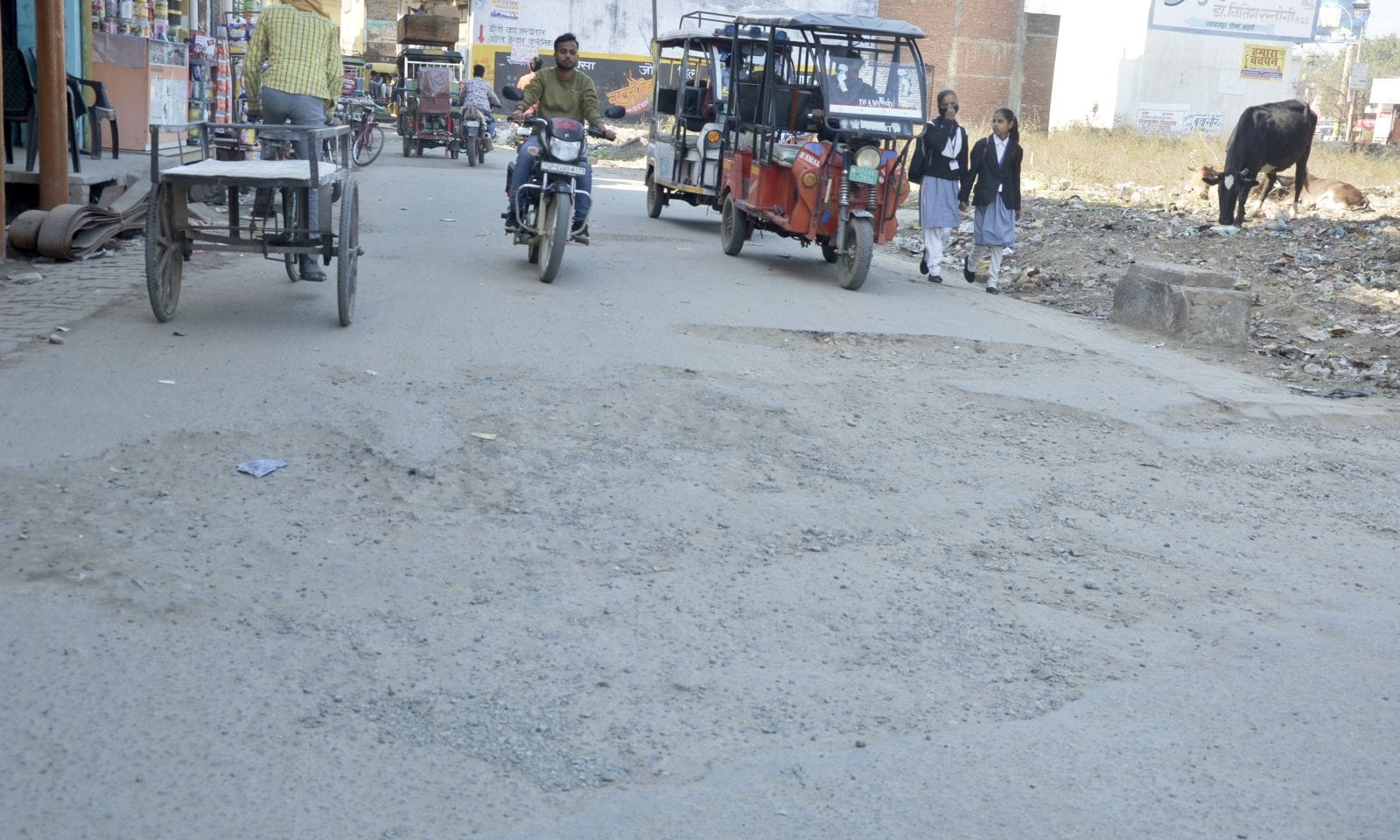 जवाहरपुरी में टूटी पड़ी सड़क। संवाद जवाहरपुरी में टूटी पड़ी सड़क। संवाद