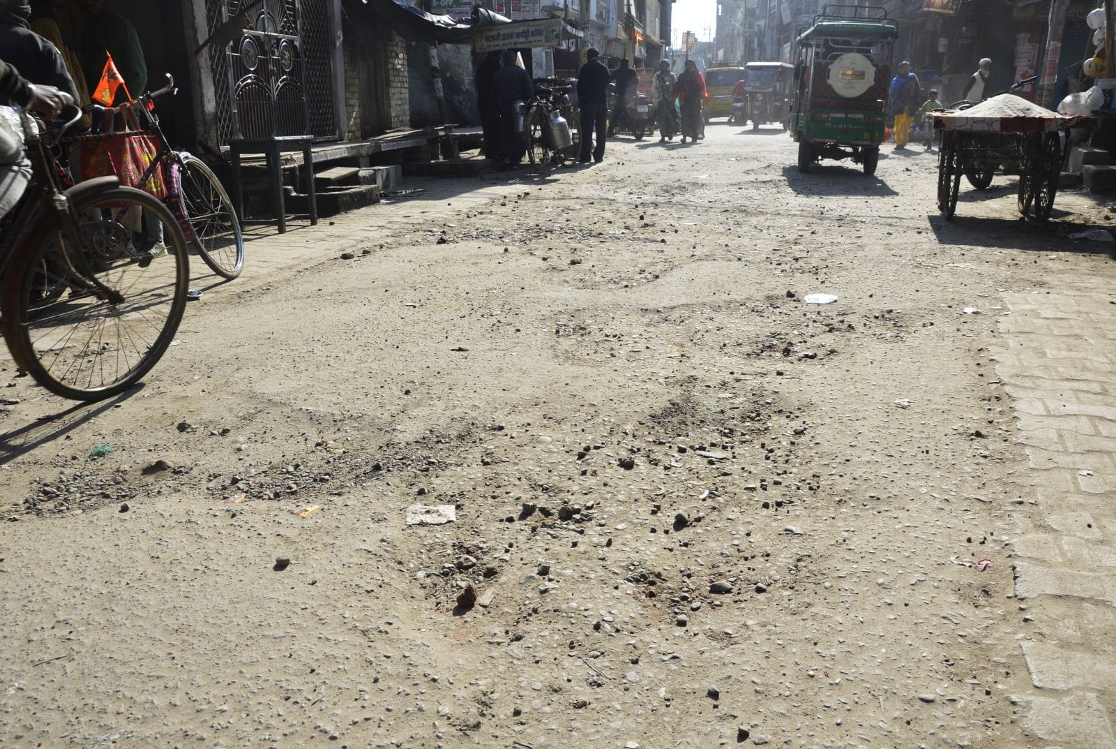 जवाहरपुरी में टूटी पड़ी सड़क। संवाद जवाहरपुरी में टूटी पड़ी सड़क। संवाद