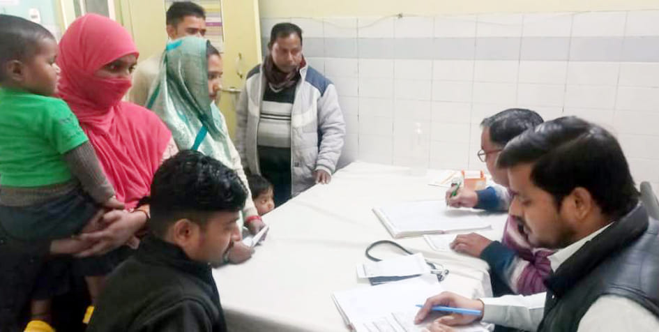 पलिया सीएचसी में दवा लेने के लिए खड़े मरीज। संवाद