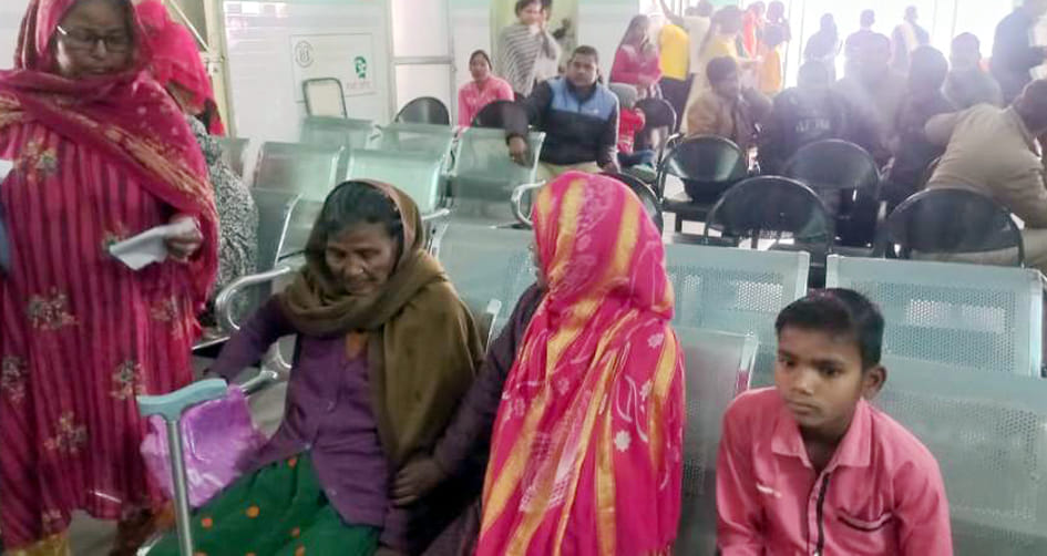 पलिया सीएचसी में दवा लेने के लिए खड़े मरीज। संवाद