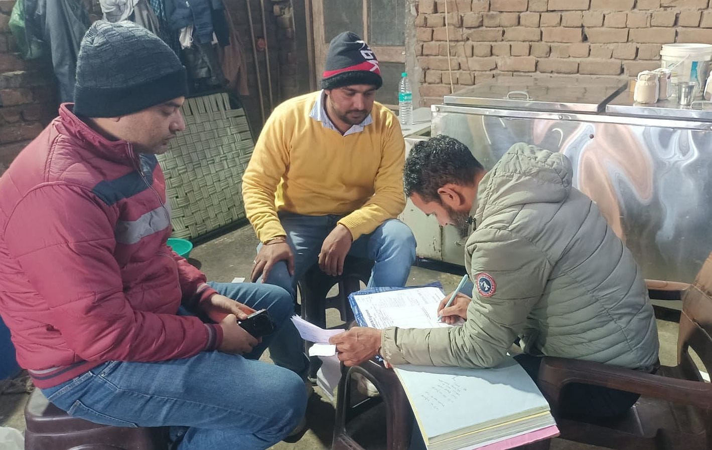 08जेएनडी12: डेयरी में जांच करते हुए सीएम फ्लाइंग की टीम। संवाद 08जेएनडी12: डेयरी में जांच करते हुए सीएम फ्लाइंग की टीम। संवाद