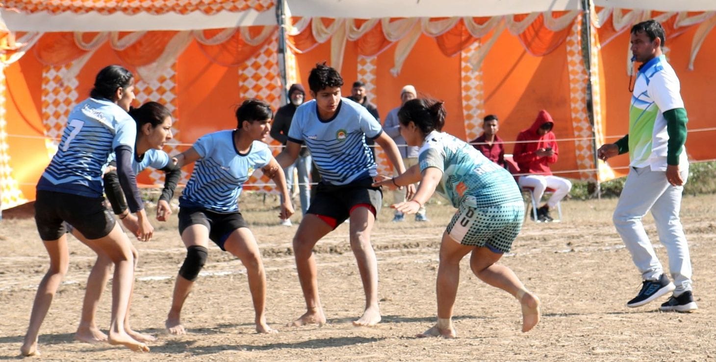 08जेएनडी22-कबड्डी प्रतियोगिता में भिड़ती दो विश्वविद्यालय की टीमें। संवाद 08जेएनडी22-कबड्डी प्रतियोगिता में भिड़ती दो विश्वविद्यालय की टीमें। संवाद