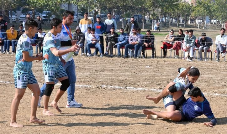 08जेएनडी22-कबड्डी प्रतियोगिता में भिड़ती दो विश्वविद्यालय की टीमें। संवाद 08जेएनडी22-कबड्डी प्रतियोगिता में भिड़ती दो विश्वविद्यालय की टीमें। संवाद