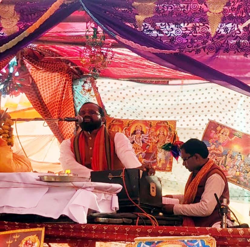 कथा का श्रवण करते लोग। संवाद