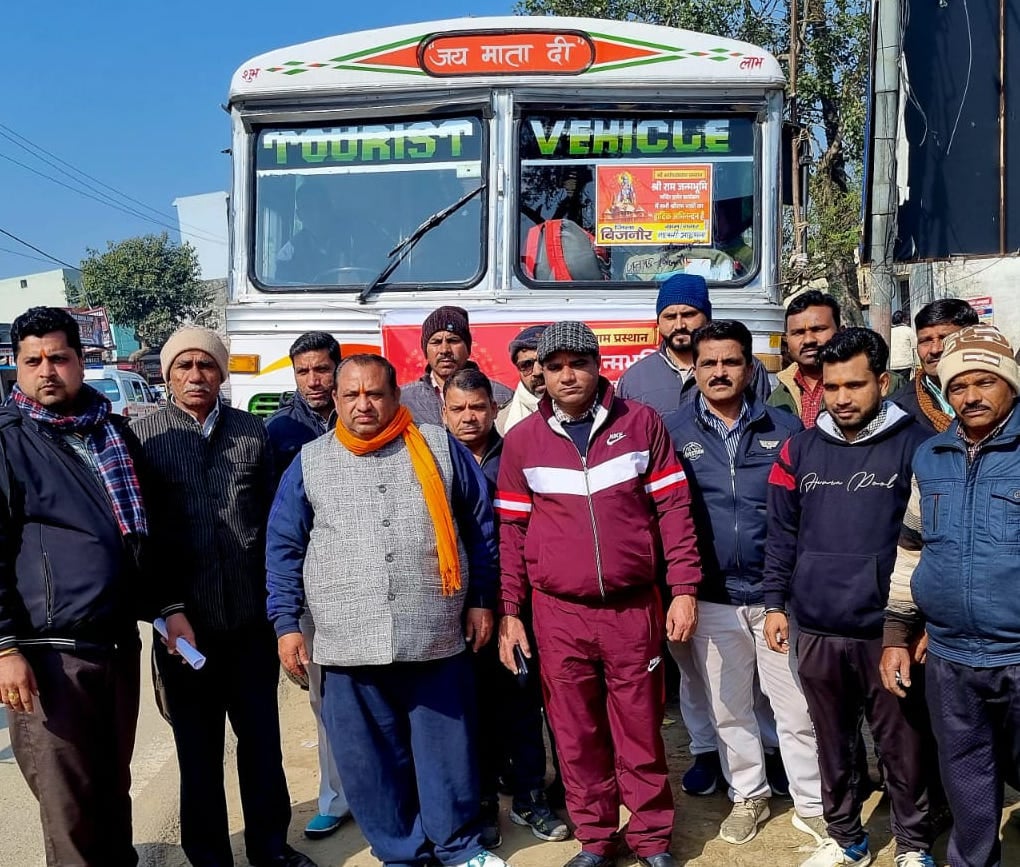 नूरपुर से अयोध्या के लिए रवाना होता श्रृद्घालुओं का जत्था। नूरपुर से अयोध्या के लिए रवाना होता श्रृद्घालुओं का जत्था।