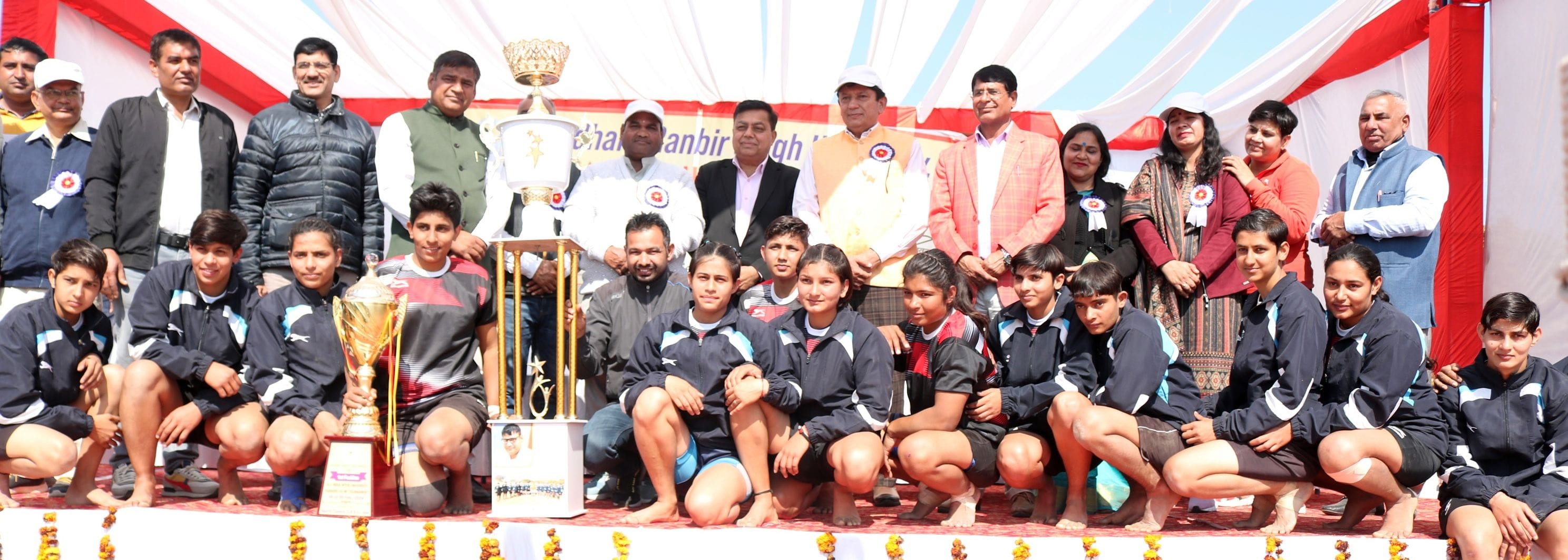 09जेएनडी17-प्रतियोगिता में जीत के लिए पसीना बहाती हुई खिलाड़ी। संवाद 09जेएनडी17-प्रतियोगिता में जीत के लिए पसीना बहाती हुई खिलाड़ी। संवाद