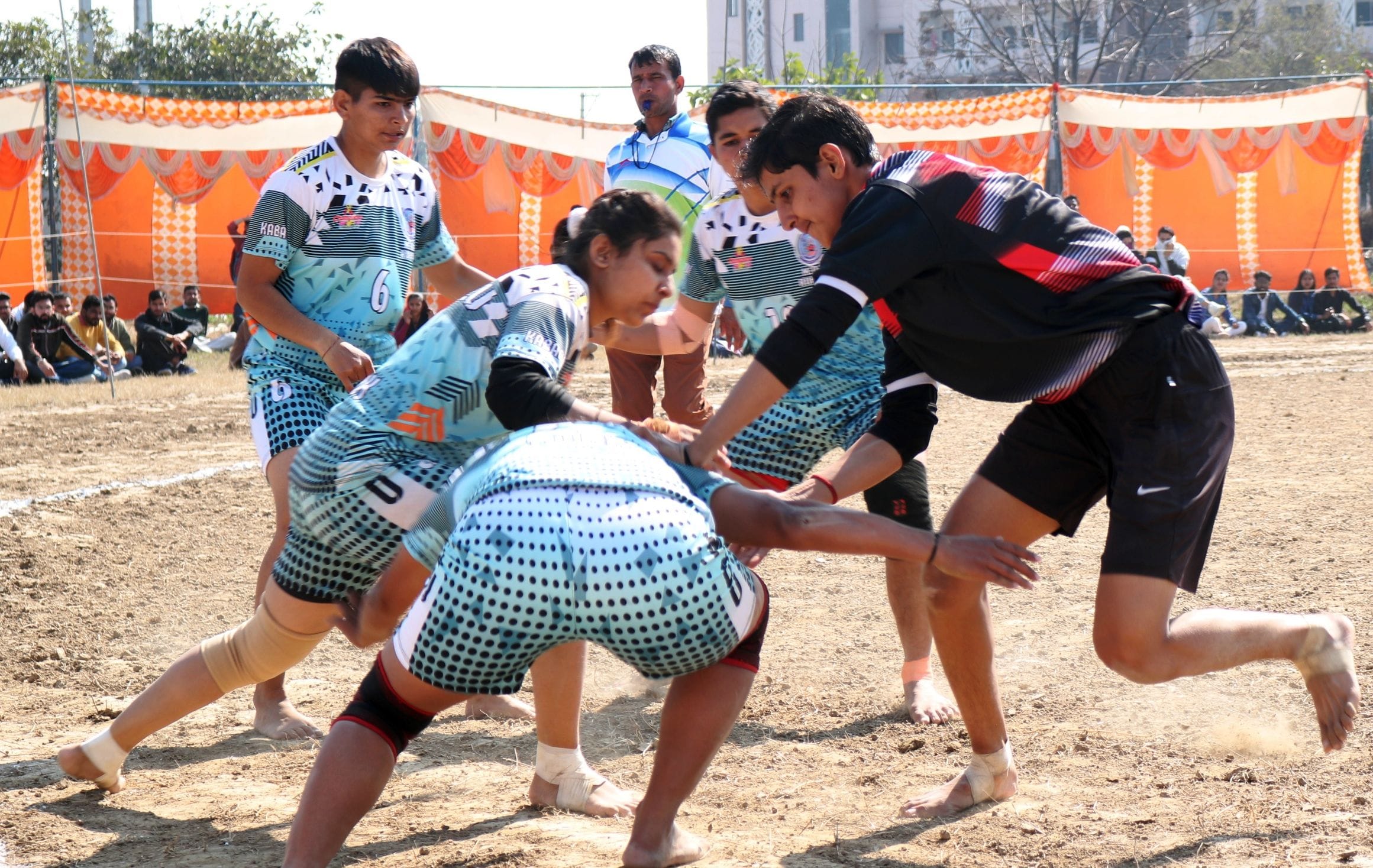 09जेएनडी17-प्रतियोगिता में जीत के लिए पसीना बहाती हुई खिलाड़ी। संवाद 09जेएनडी17-प्रतियोगिता में जीत के लिए पसीना बहाती हुई खिलाड़ी। संवाद
