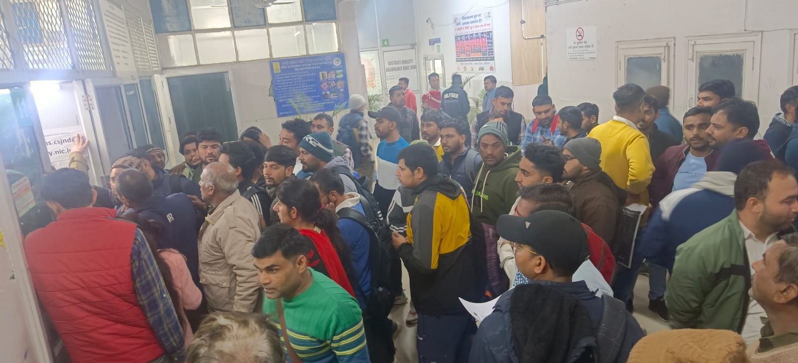 09जेएनडी36 : नागरिक अस्पताल में मेडिकल करवाने के उमड़ी चयनित युवाओं की भीड़। संवाद