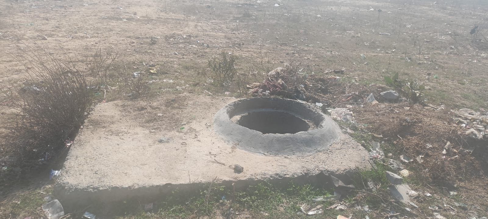 09जेएनडी41: सीवर में बच्चे की तलाश करते हुए परिजन व पुलिस। स्त्रोत।