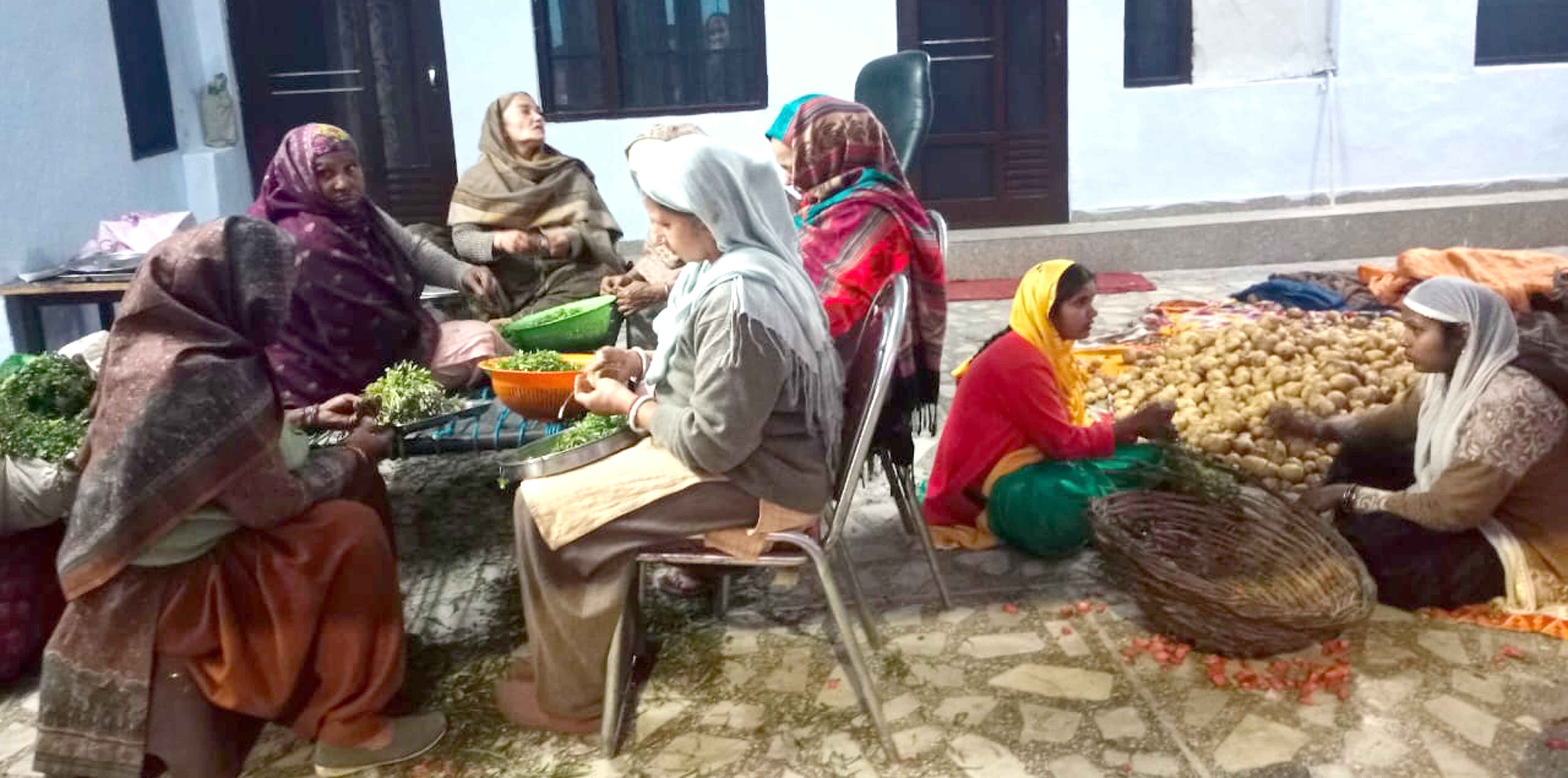 अंबाला सिटी के गुरुद्वारा सिंह सभा धूलकोट में लंगर व्यवस्था में सेवाए प्रदान करती सिख संगतें। अंबाला सिटी के गुरुद्वारा सिंह सभा धूलकोट में लंगर व्यवस्था में सेवाए प्रदान करती सिख संगतें।